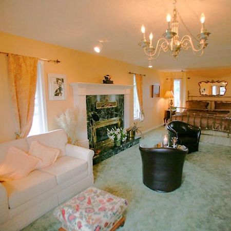 Bed and Breakfast Hemingway'S By The Sea Esquimalt Номер фото