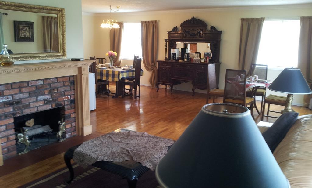 Bed and Breakfast Hemingway'S By The Sea Esquimalt Екстер'єр фото