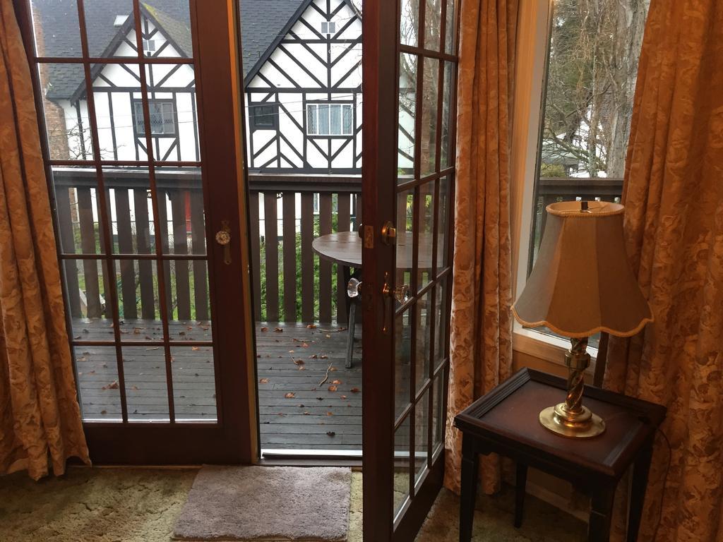 Bed and Breakfast Hemingway'S By The Sea Esquimalt Екстер'єр фото
