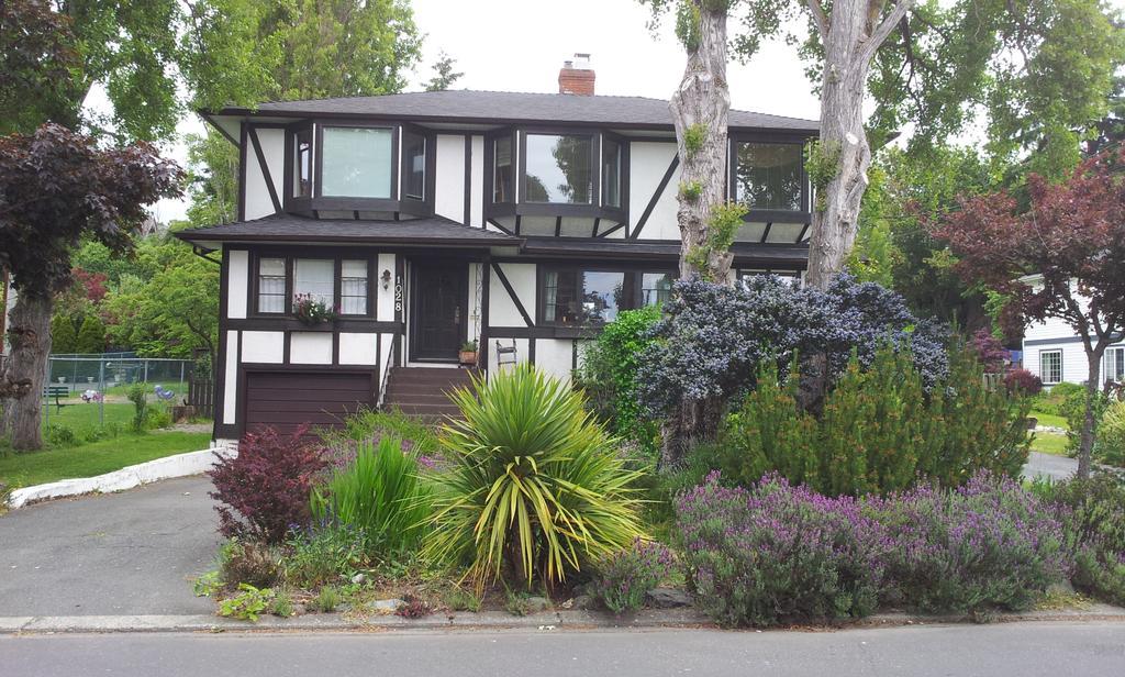 Bed and Breakfast Hemingway'S By The Sea Esquimalt Екстер'єр фото