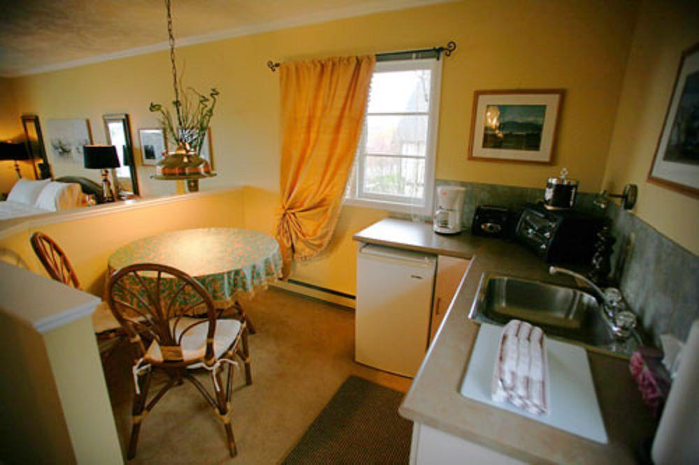 Bed and Breakfast Hemingway'S By The Sea Esquimalt Екстер'єр фото