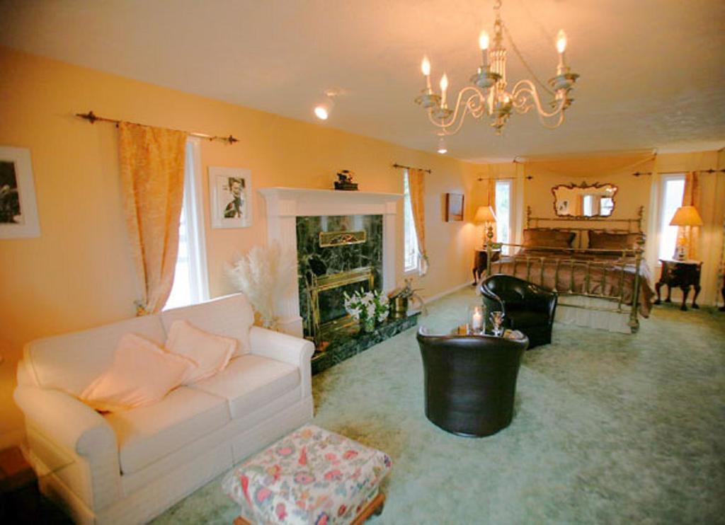 Bed and Breakfast Hemingway'S By The Sea Esquimalt Номер фото
