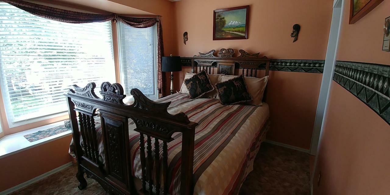 Bed and Breakfast Hemingway'S By The Sea Esquimalt Екстер'єр фото