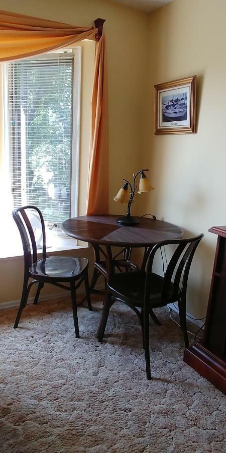 Bed and Breakfast Hemingway'S By The Sea Esquimalt Екстер'єр фото