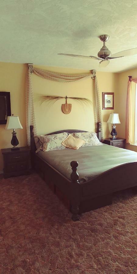 Bed and Breakfast Hemingway'S By The Sea Esquimalt Екстер'єр фото