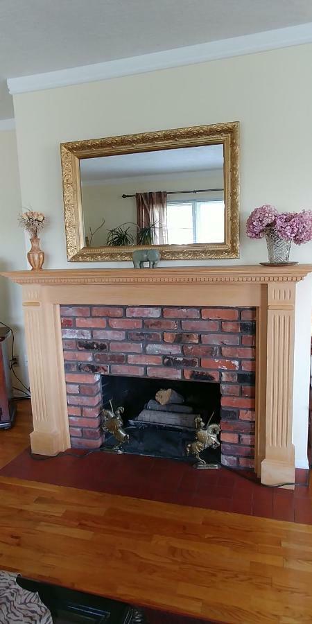 Bed and Breakfast Hemingway'S By The Sea Esquimalt Екстер'єр фото