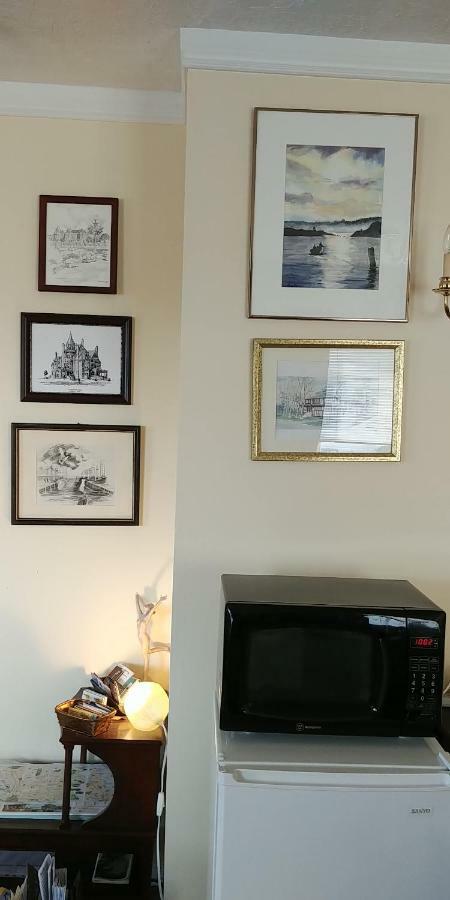 Bed and Breakfast Hemingway'S By The Sea Esquimalt Екстер'єр фото
